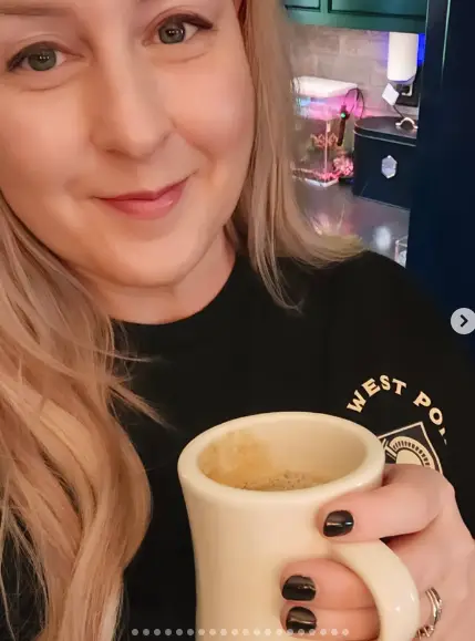 photo de Penelope Douglas qui boit un café Penelope Douglas boit un cafe